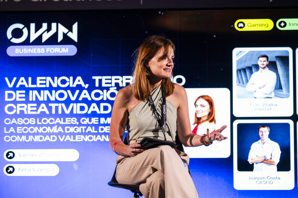 Mujer exponiendo en el OWN Business Forum