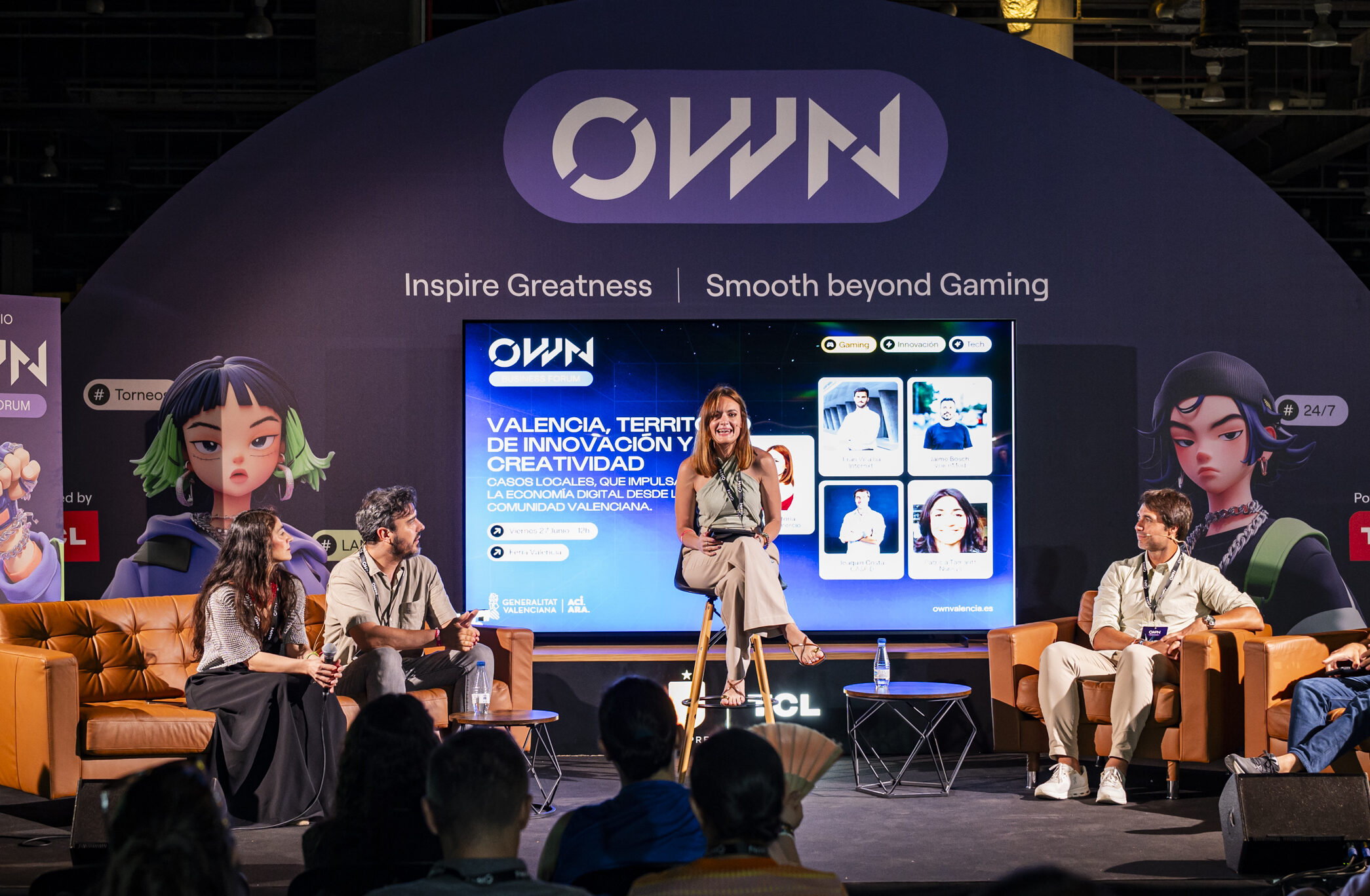 Mujer exponiendo en Business forum de OWN. Valencia Territorio de innovación y creatividad