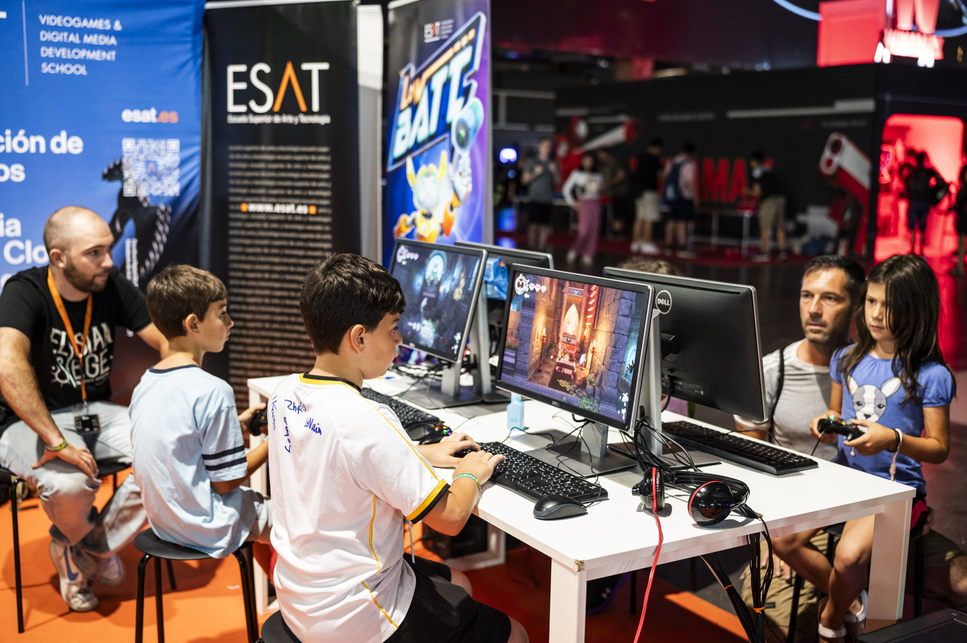 Grupo de niños en el stand de la ESAT probando los ordenadores