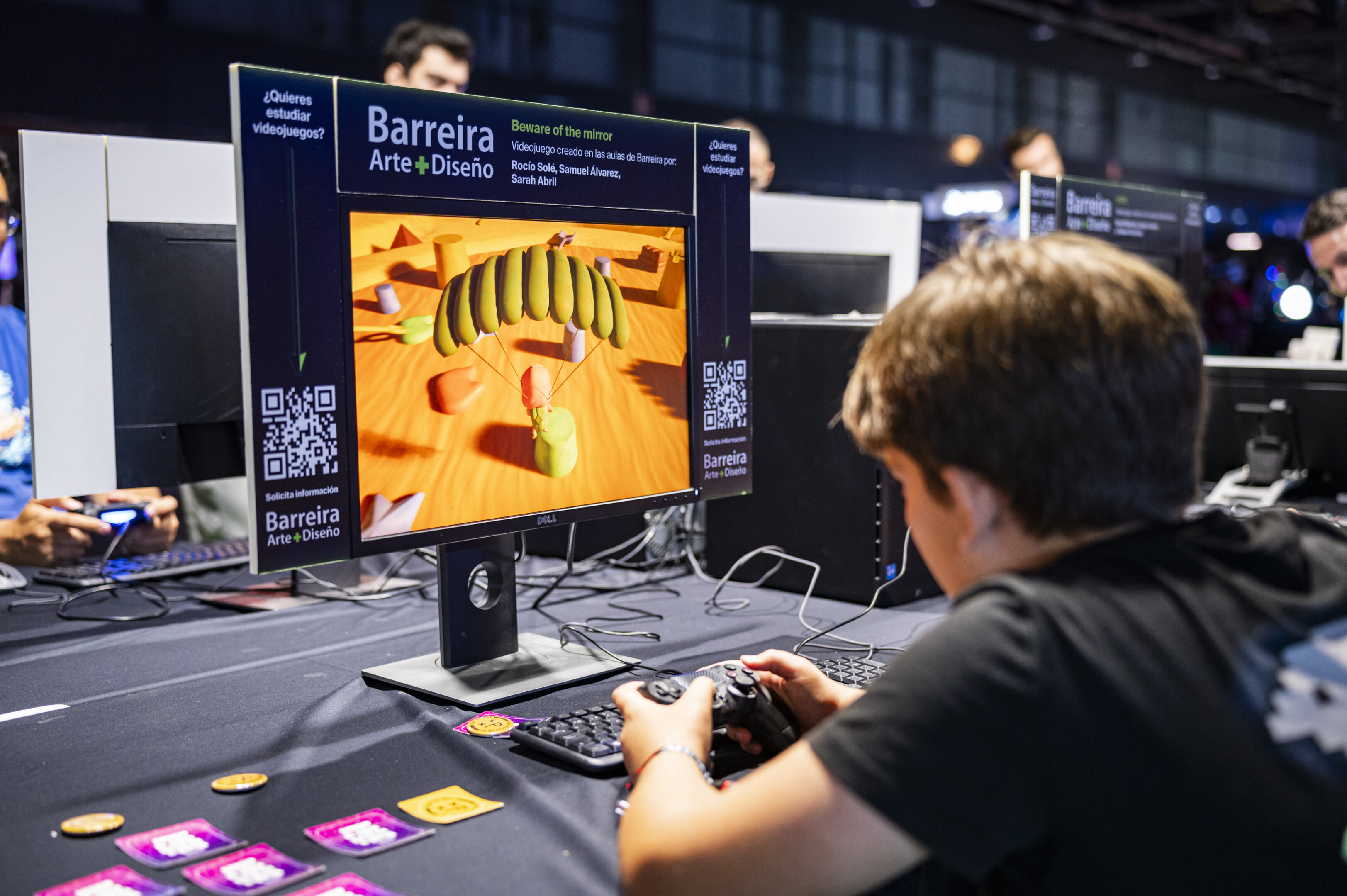 Alumno utilizando ordenador y probando juegos nuevos en el festival digital OWN Zaragoza.