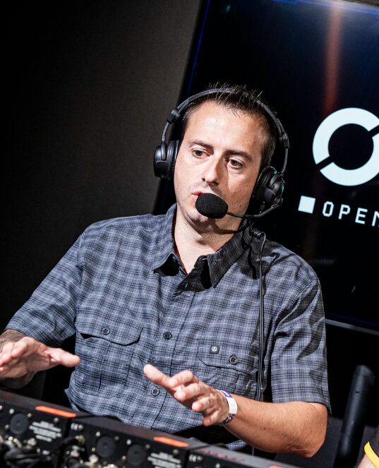 El caster español Spiuk comentando un partido de Brawl Stars en OWN Valencia