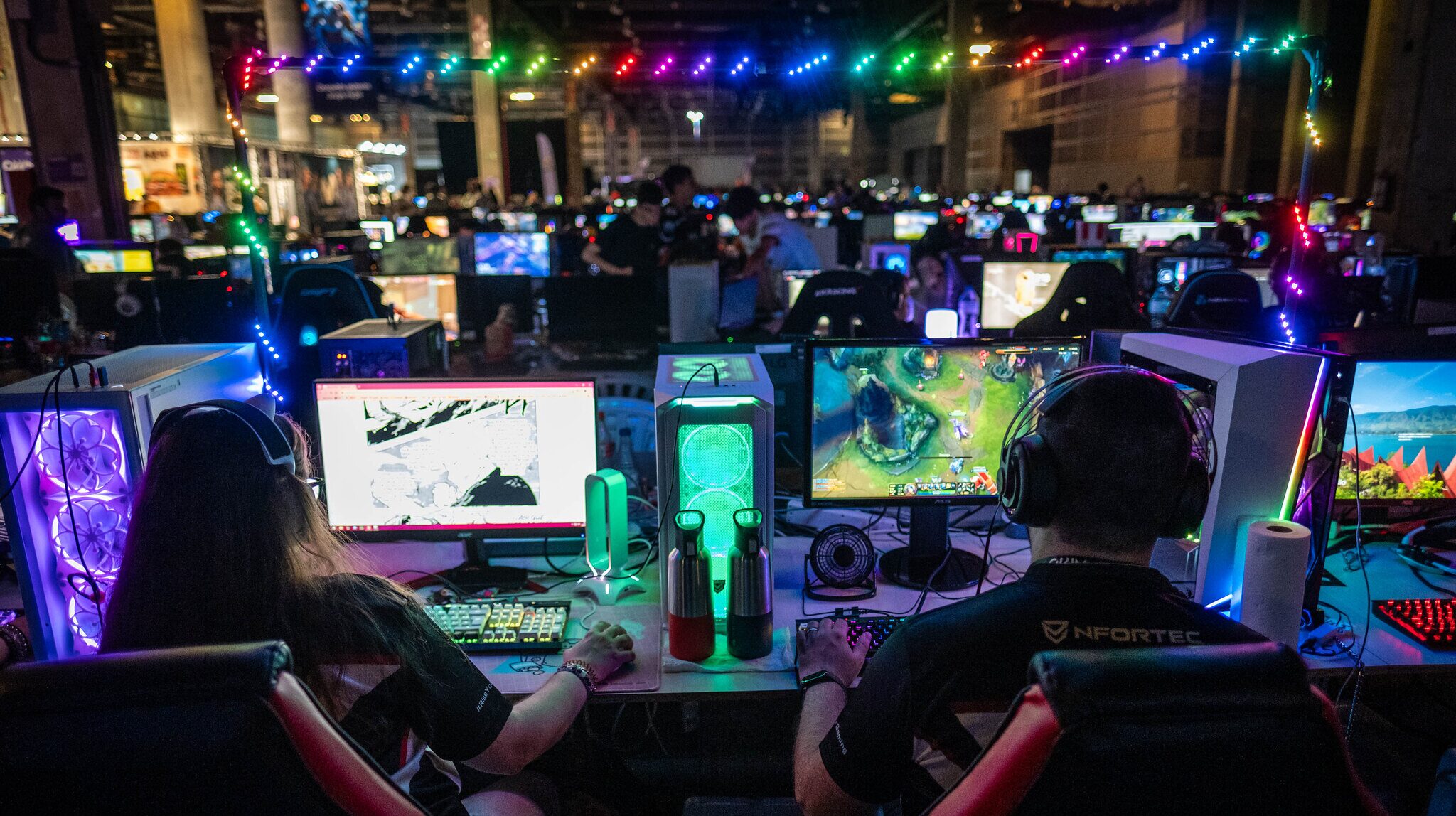 Dos personas jugando en sus ordenadores en la LAN Party de OWN Valencia